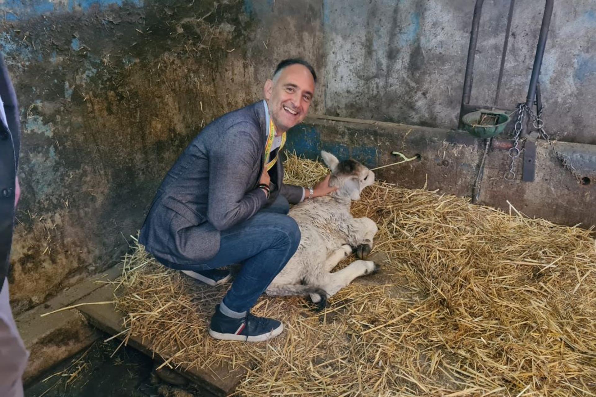 Alessandro Beduschi in una filiera agricole in provincia di Lecco